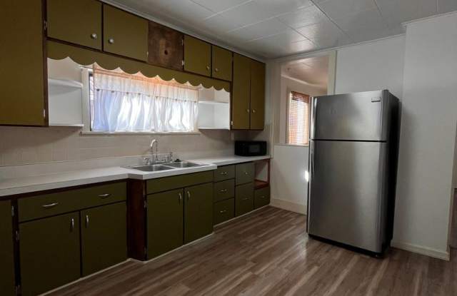 2 bedroom 1 bath house with fenced yard Gallery 3