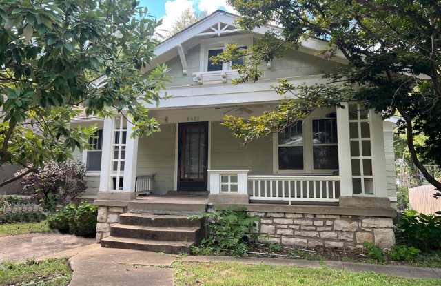 Charming Brookside Bungalow close to all the fun! 2bed/1bath home. Gallery 1