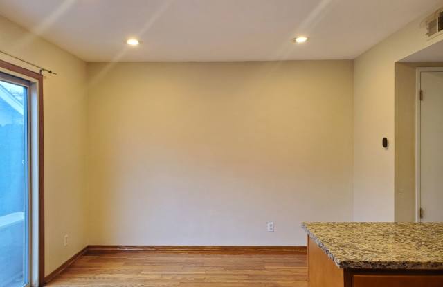 Spacious Townhome, A/C, 2c Garage, Renovated Kitchen, Beautiful Master Bathroom! Gallery 4