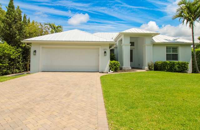 3 BEDROOM / 2 BATH • PRIVATE HEATED POOL • SINGLE-STORY HOME • DOG FRIENDLY • NO HOA • AVAILABLE IMMEDIATELY photos photos