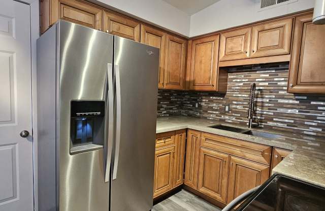 824 East Rose Lane - 3 photos photos