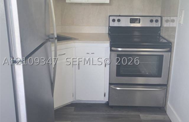 3128 SW 12th Pl Gallery 4