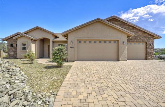 Prescott Living at Its Finest – Spacious Home with 4-Car Garage! Gallery 1