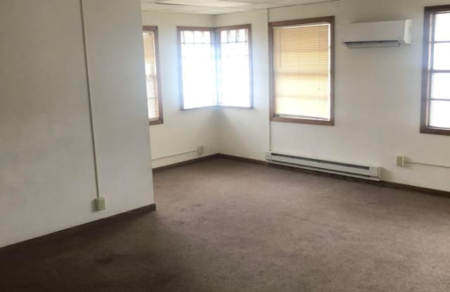 930 W 3rd St - 930 West 3rd Street, Waterloo, IA 50701
