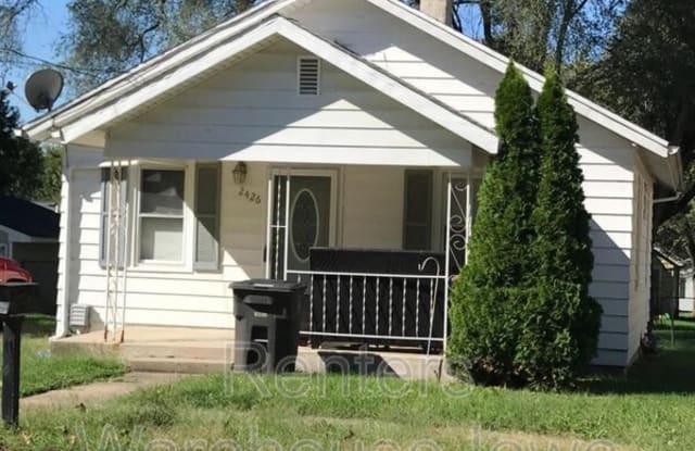 2426 E 38th St - 2426 East 38th Street, Des Moines, IA 50317