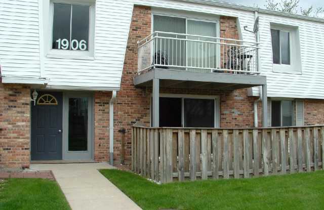 Rolling Meadows, 1BR, 1BA Pool, In unit Laundry - 1906 Plum Grove Road, Rolling Meadows, IL 60008