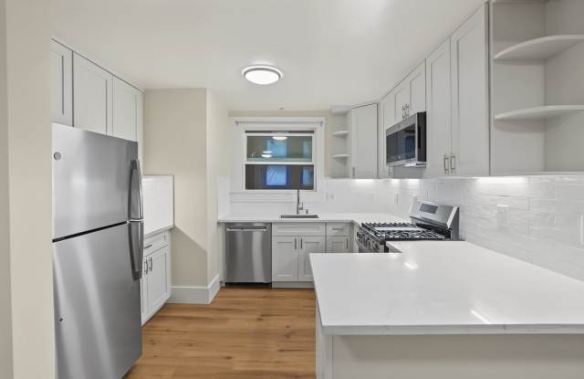 FULLY REMODELED 1/1. In Unit W/D! Dishwasher! Plentiful Closet Space Gallery 1