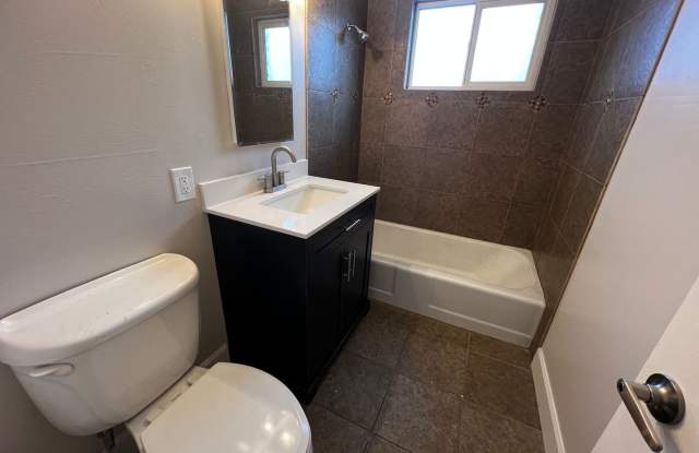 2 Bedroom House - Close to UNR Gallery 3