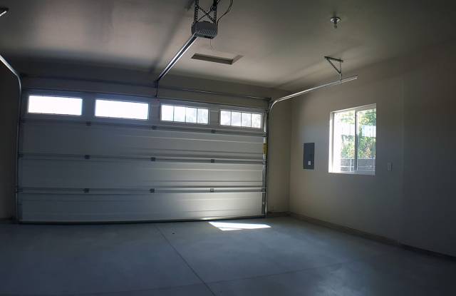 2042 W Pine Ave Gallery 2