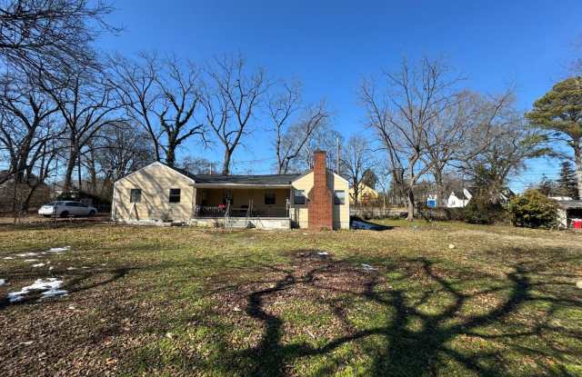 $350 off first month rent! Newly Available 1 Bedroom 1 Bathroom Duplex! Housing Vouchers Accepted! - 103 Hunt Avenue, Chattanooga, TN 37411