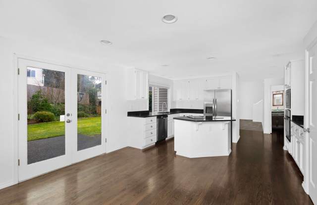 Spectacular 4 Bedroom Forest Ridge home in a highly desirable neighborhood Gallery 3