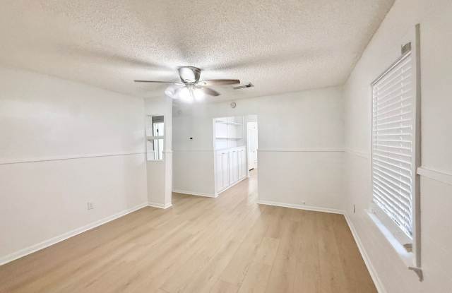 Adorable 2/1/1 Cottage in Angleton!! Gallery 3