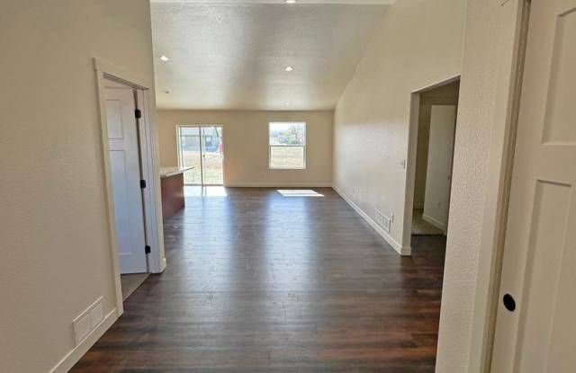Spacious 3 Bed 2Bath Unit located in Pueblo West Gallery 3