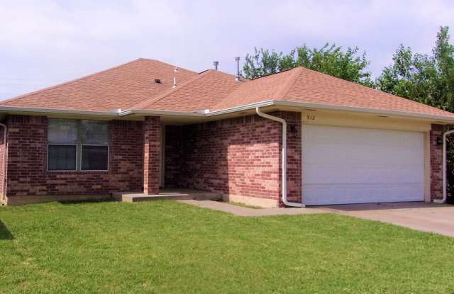 3 BED, 2 BATH 2 CAR GARAGE COLLEGE PARK ADDITION OF NW OKC - 912 Northwest 109th Street, Oklahoma City, OK 73114