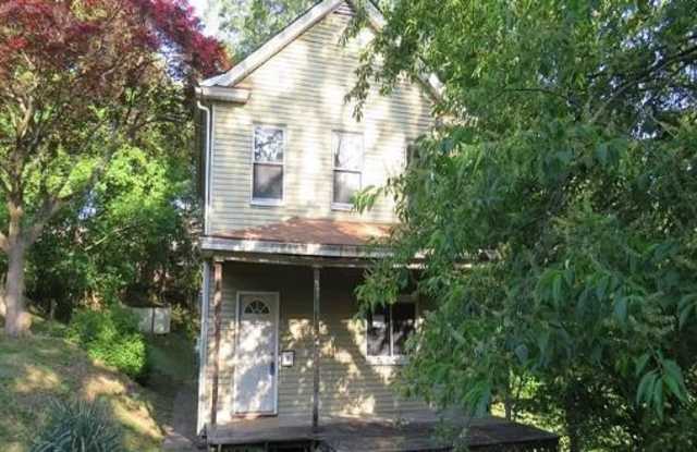 320 Carlisle Ave - 320 Carlisle Avenue, West View, PA 15229