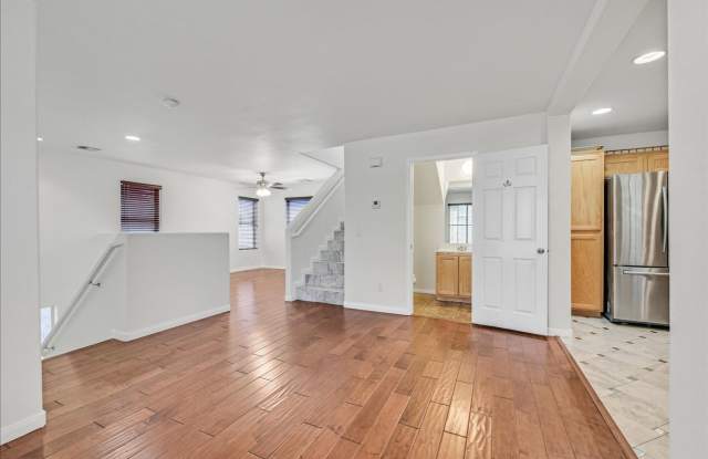 Beautiful 3 story home in a cul-de-sac and corner lot. Gallery 4