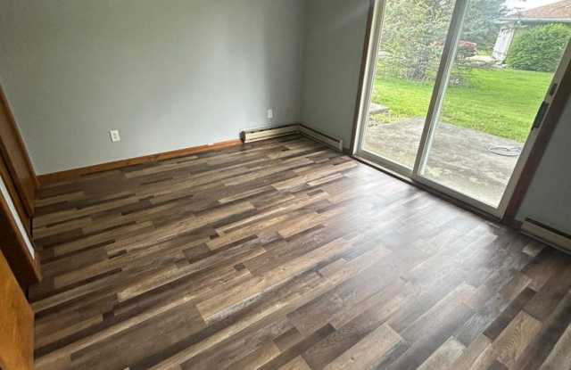 Gorgeous 2-Bedroom Apartment with Garage in a Quiet Neighborhood photos photos