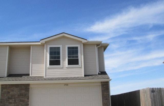 Beautiful Townhome Plenty of Space - 1708 Sutter Woods Road, Junction City, KS 66441