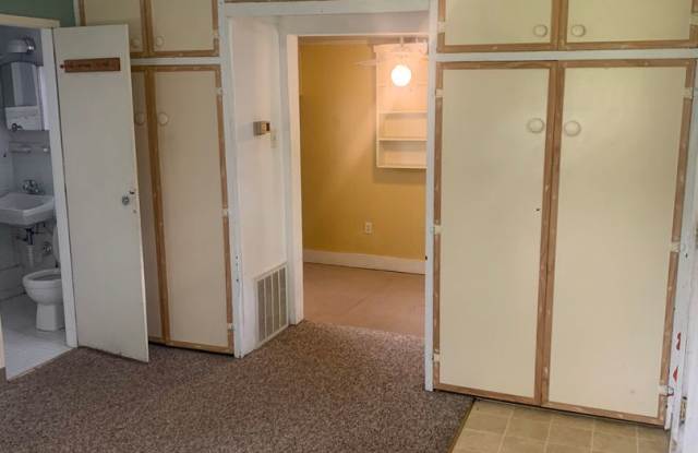 712.5 East Cottage Grove Avenue Gallery 4