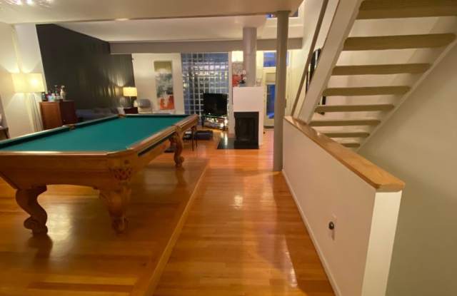 Amazing Shadyside Townhouse with two full bathrooms, off street parking and Central Air!! - 675 College Street, Pittsburgh, PA 15232