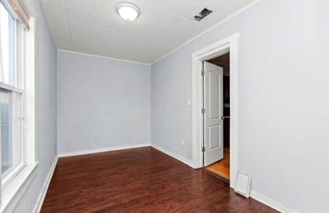 1724 N Troy Gallery 4