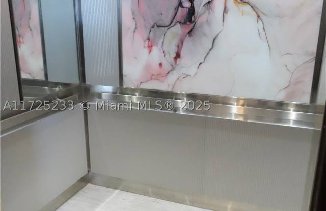 5701 Collins Ave Gallery 3
