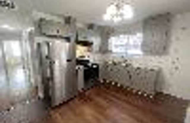 2555 Myra Street Gallery 3