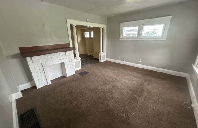 Charming 2 Bedroom Home Near East Toledo & Downtown Gallery 3