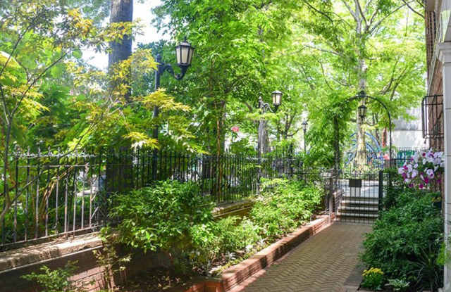 25 Minetta Lane Gallery 2