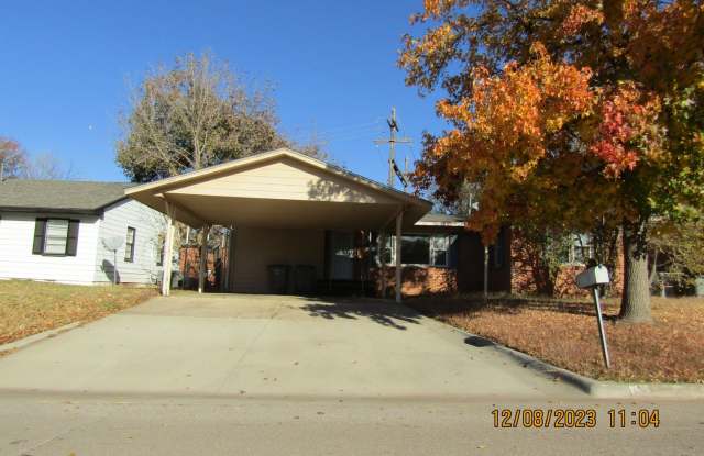 Close to shopping, Comanche hospital and Cameron University photos photos