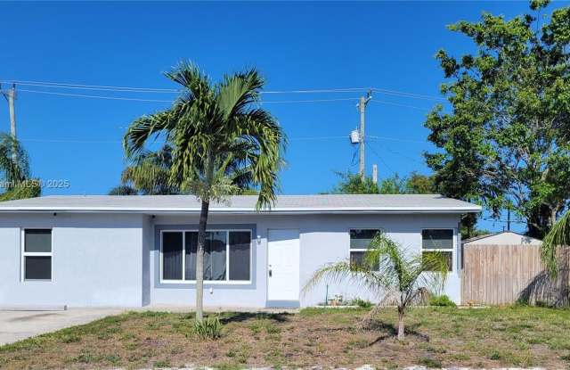 2560 NE 8th Ter photos photos