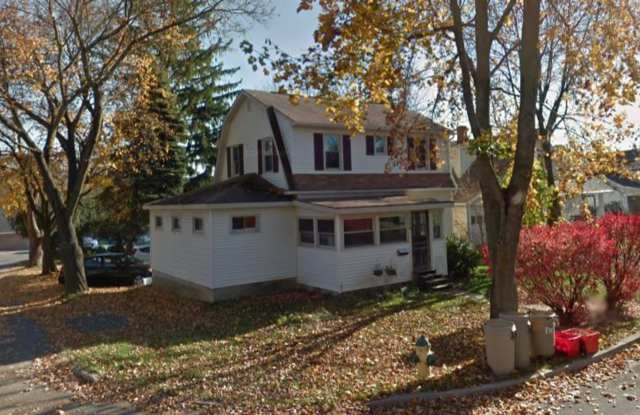 3-Bedroom House with Free Parking and On-site Washer/Dryer Gallery 1