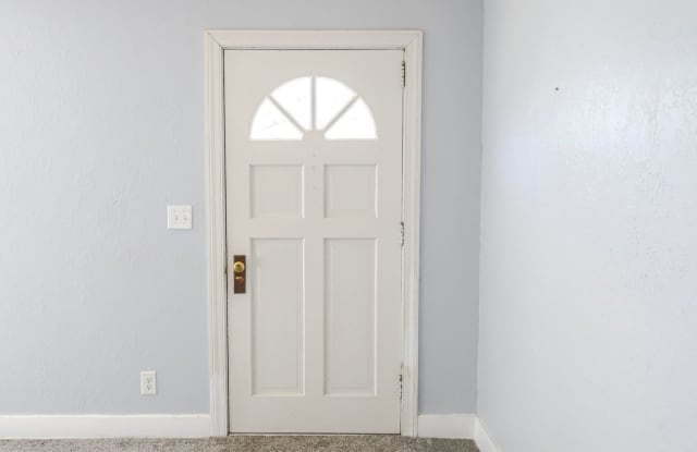 2 BEDROOM 2 BATH Minutes from the Medical District Gallery 4