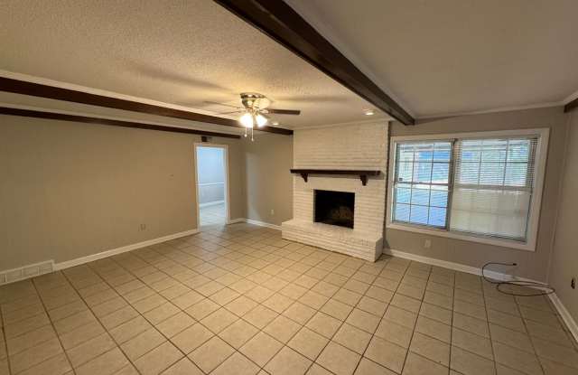 Colonial Style 3-Bedroom in South East Memphis + 2 Car Garage! Gallery 4