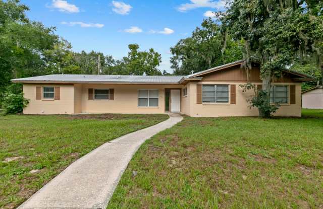 LEASE TERMS NEGOTIABLE Great location for this 3BR 3BA with large study/bonus room/game room! Bike to UF! - 234 Northwest 34th Street, Gainesville, FL 32607