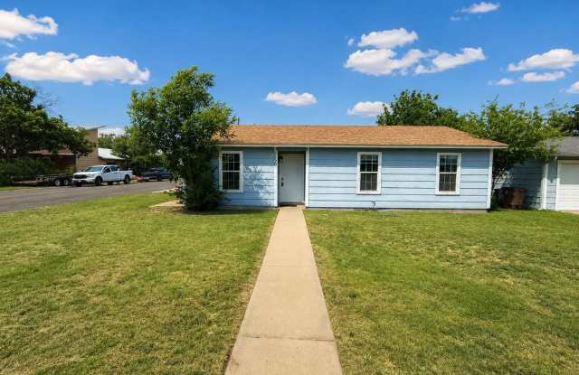 Nice 3 bedroom 2 bath home FRESHLY painted AVAILABLE NOW! photos photos