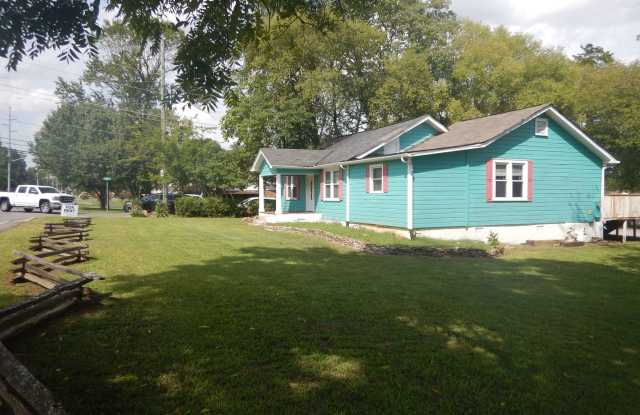 3 Bedroom 2 Bath house on level lot. Pet Friendly photos photos