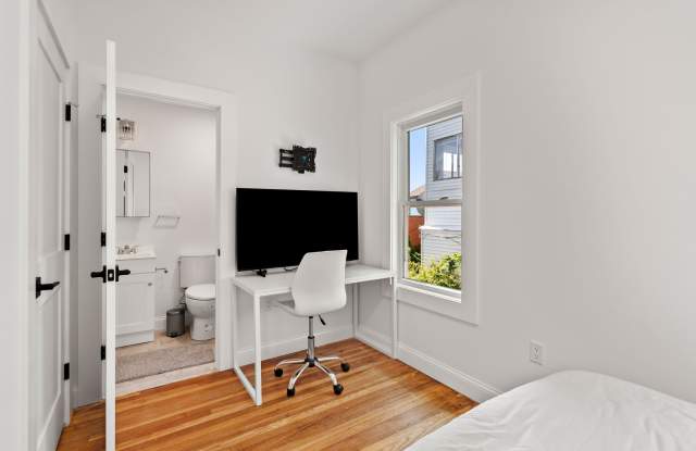 32 Munroe St Gallery 2