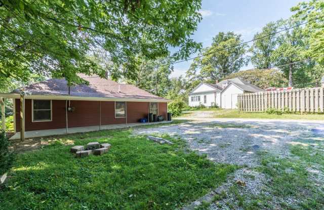 311 E 11th - 5Bed/2Bath - Onsite Parking Available! Gallery 3