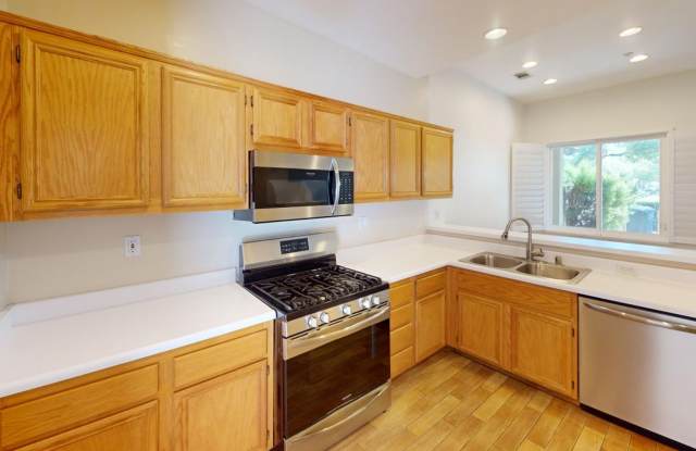Beautiful 2BD / 2.5BA Townhome Located in Bressi Ranch! - 6342 Citracado Circle, Carlsbad, CA 92009
