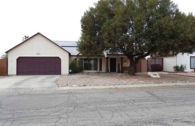 Saguaro Canyon 4 Bed 2 Bath w/Solar and Pool Gallery 2