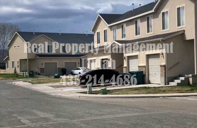 2-bedroom, 2-bathroom Townhouse in SkyPark 1, MOVE IN SPECIAL $300 OFF FIRST MONTHS RENT Gallery 3