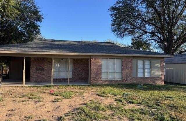 945 E Fairview Street - 945 East Fairview Street, Blossom, TX 75416