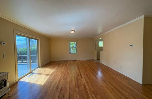 3+ Bedroom, 2 Bath Gardener's Dream Home in Sunny Blue Lake Gallery 4