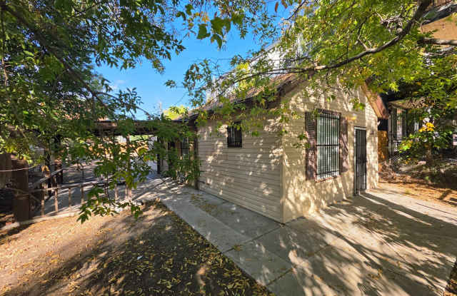 Charming 2-Bedroom Home with Large Fenced Yard Near Light Rail! Gallery 3