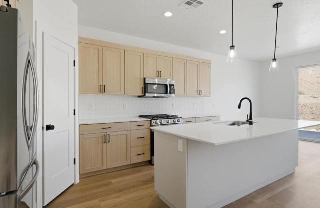 End Unit! New 3 Bedroom Townhome Gallery 3
