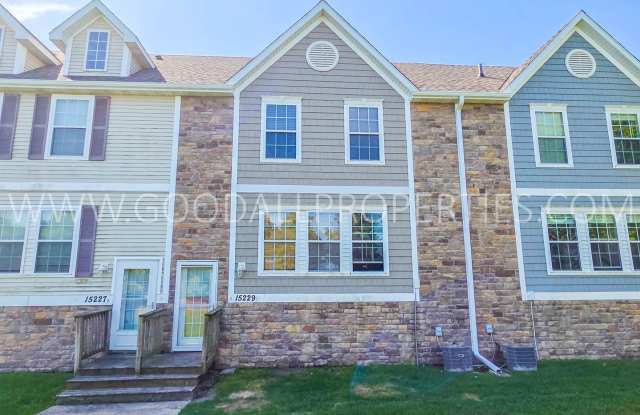 2 bedroom 2 bath Urbandale Townhouse with a 2-Car attached garage photos photos