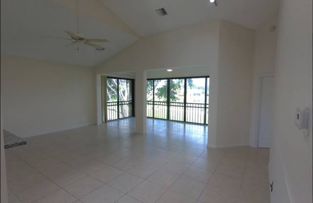 Bright & Spacious Condo with Vaulted Ceilings! Gallery 4