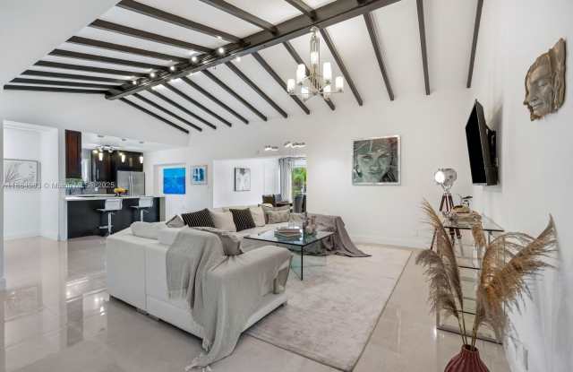 2830 NE 56 ct photos photos