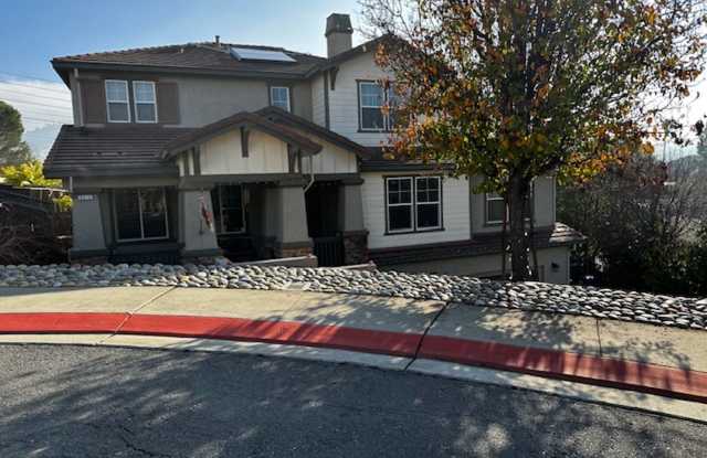 Beautiful 5 bed & 3 bath home in highly sought school district Gallery 4
